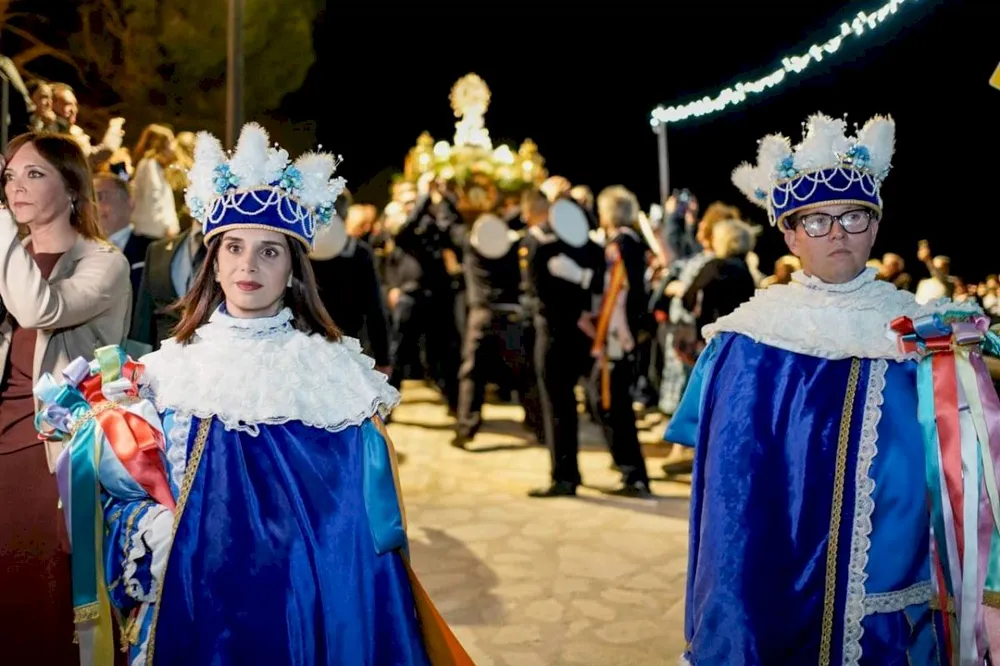Dos dones s'incorporen per primera vegada a "les quatre parts del món" de Cullera