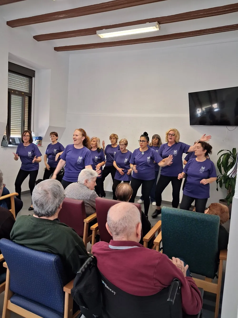 La alegría del baile llega a la residencia municipal de mayores