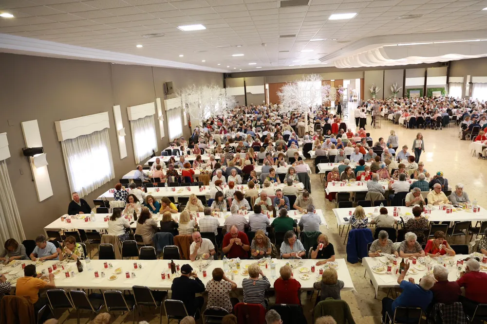 Merienda multitudinaria para celebrar y reconocer a las personas mayores