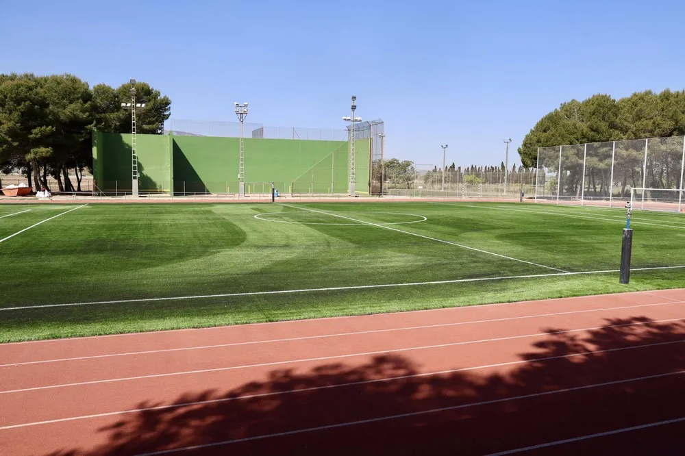 El poliesportiu estrena nova gespa artificial i millores esportives