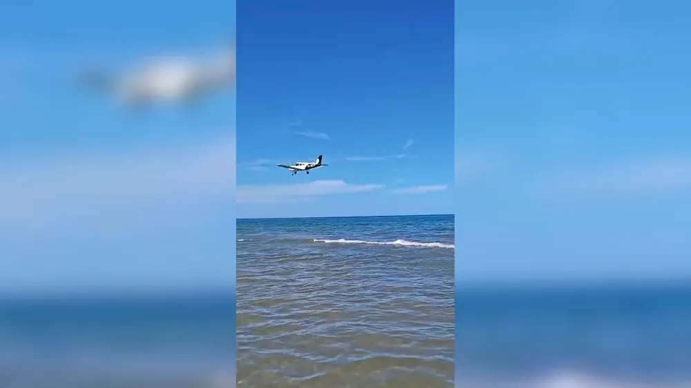 Multen un alumne d'aviació per sobrevolar les platges arran d'aigua