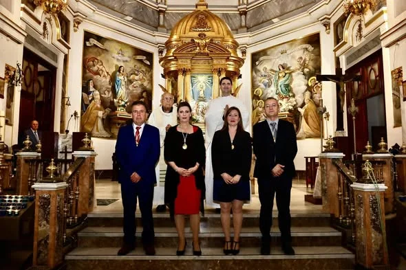 Se imponen las medallas a las nuevas Camareras de la Virgen para 2027