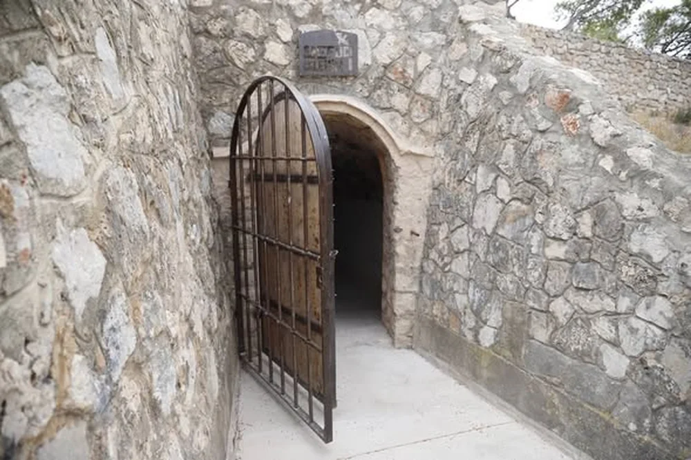 Refugi antiaeri del Far