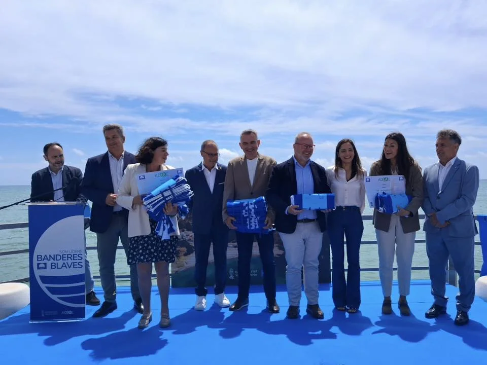 La ciutat oficialitza hui el seu lideratge turístic amb la recollida de les deu Banderes Blaves