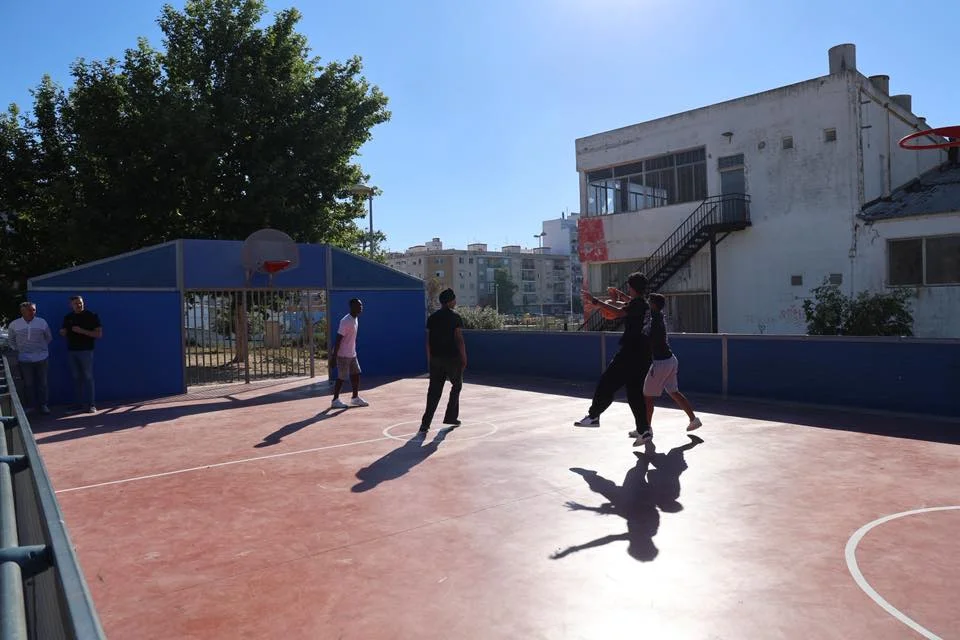 El Bulevar del Xúquer estrena una pista esportiva per a fomentar l'oci saludable vora riu