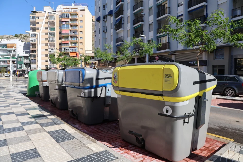 Se inicia la instalación de seiscientos nuevos contenedores más accesibles y silenciosos en el casco urbano