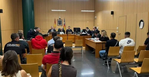 Comença el juí contra cinc acusats d’una agressió sexual grupal amb submissió química
