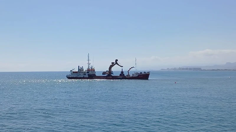 La megadraga conclou l'abocament massiu d'arena mentre la regeneració del litoral sud continua endavant