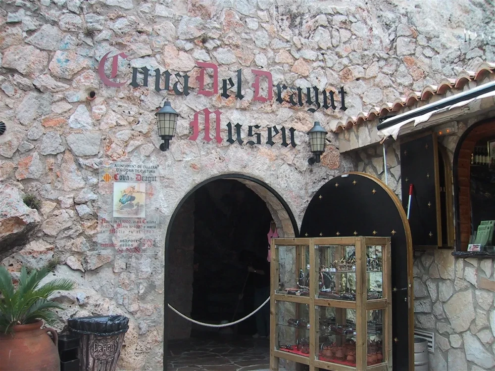 El Ayuntamiento adjudica de urgencia la gestión temporal de la Cueva del Dragut para garantizar su apertura