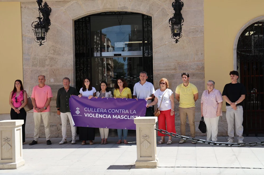 Minut de silenci a la Casa Consistorial per a condemnar el darrer assassinat masclista