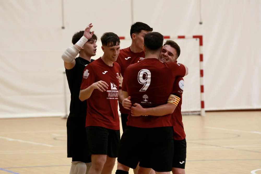 El Maristes Sucro consigue un contundente 7-2 y acaricia el ascenso a Tercera División