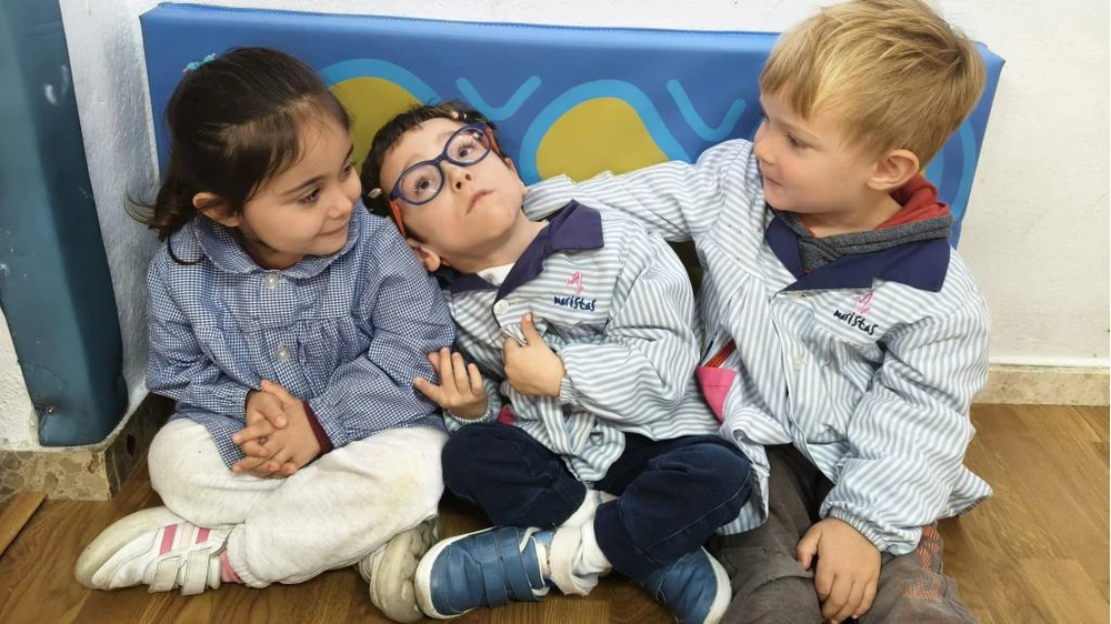 Iván, de cinco años y con discapacidad total, consigue la integración en la escuela convencional