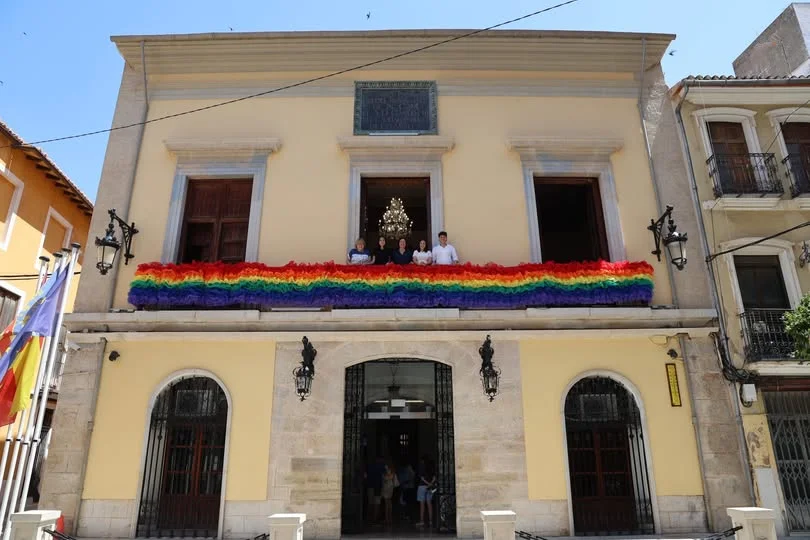 La Casa Consistorial lluïx els colors de la diversitat per a rebre l'Orgull i el Beach Pride