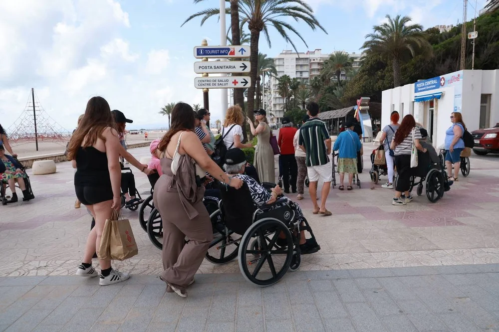 El programa de voluntariado local acerca a los mayores de la Residencia Municipal al paseo marítimo