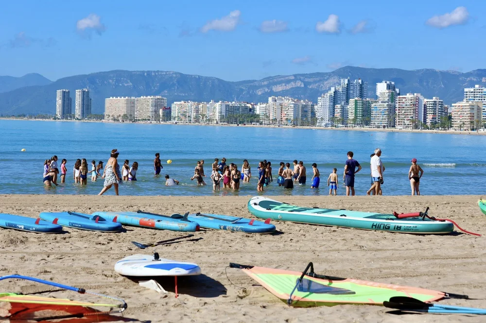 La 'Matinal Náutica' traslada las aulas a la playa para fomentar el deporte acuático entre el alumnado