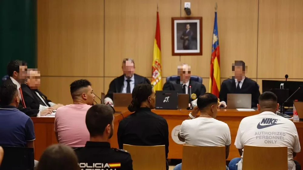 Tres acusats de la manada de Cullera admeten el contacte sexual al·legant que va ser consentit