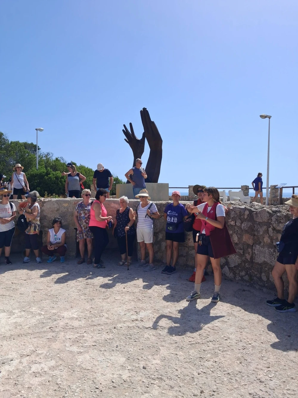 Salut i patrimoni s'unixen en una caminada fins al recentment restaurat refugi antiaeri del cap