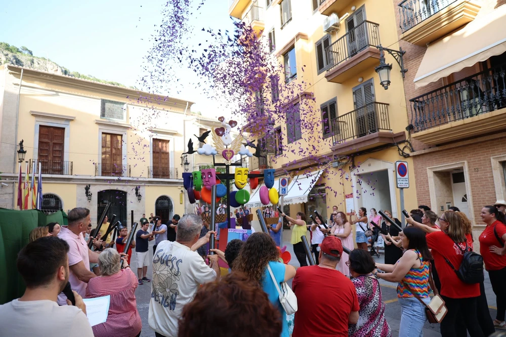 Baladre llena la plaza de España de color en un San Juan de hermandad