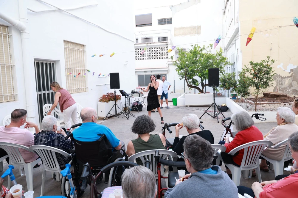 Música tradicional i dolços típics marquen la celebració de Sant Joan a la Residència de Majors