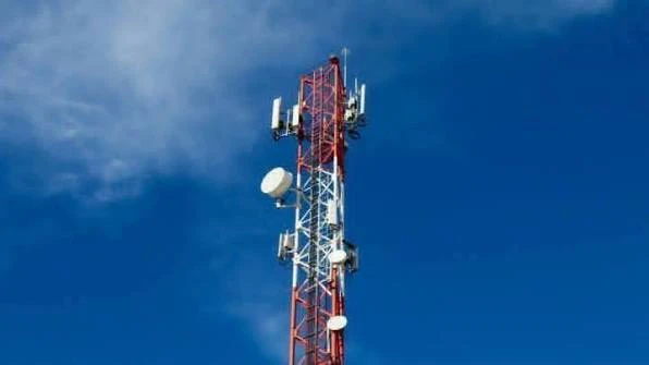 Una excavadora secciona las redes de telefonía y paraliza durante horas comercios y miles de hogares