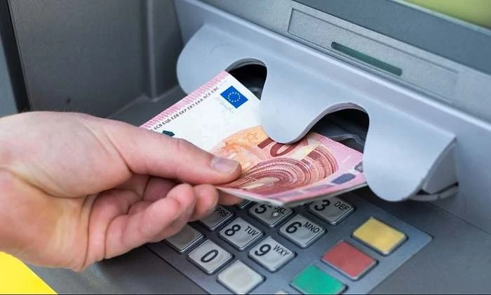 Alerta als caixers: detingut un jove per robar els estalvis als majors el dia de pensió