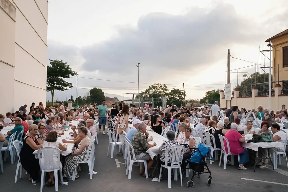 Mig miler de persones consoliden el primer sopar a la fresca solidari del barri del Raval