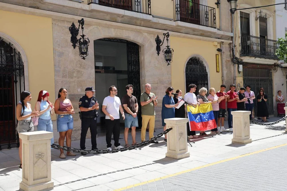 Cullera guarda un minuto de silencio y recoge tres toneladas de ayuda humanitaria para los damnificados de Venezuela