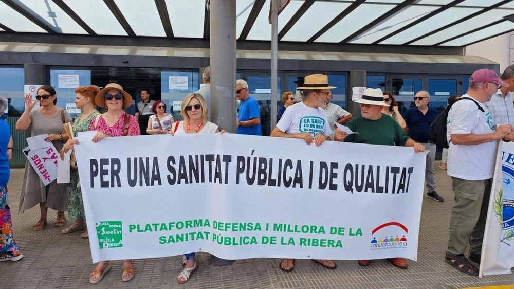 Mobilització a l'Hospital de la Ribera per exigir recursos sanitaris i evitar el col·lapse estival