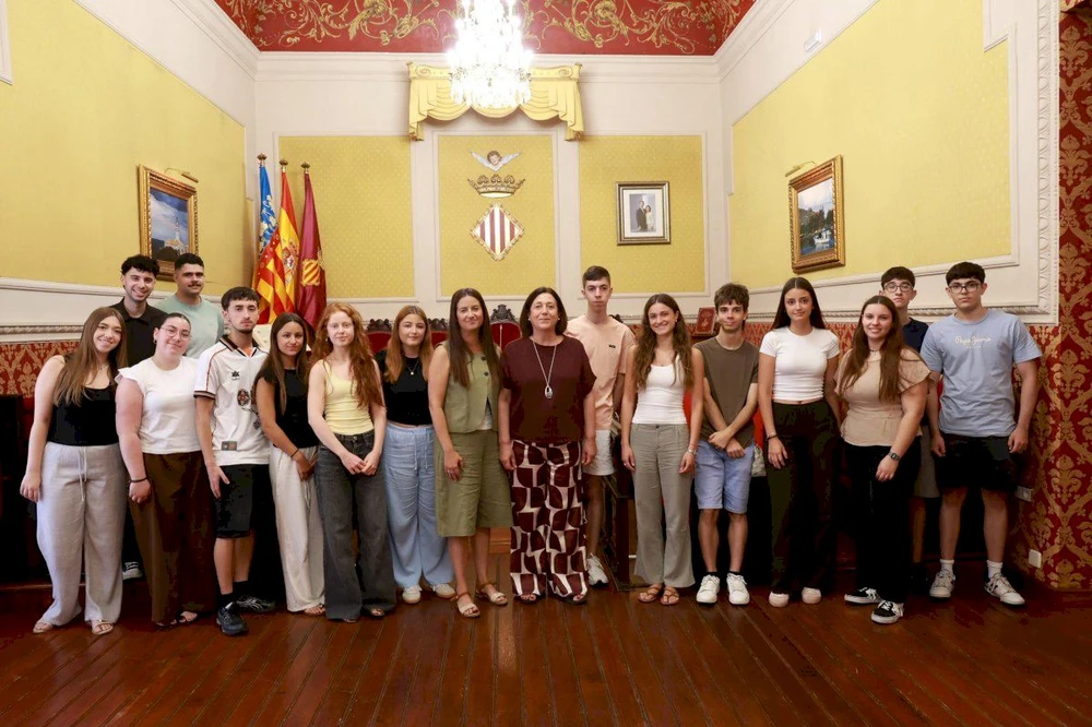 Quinze estudiants s'incorporen a l'Ajuntament per iniciar la seua primera experiència professional estival amb “Cullera et beca”