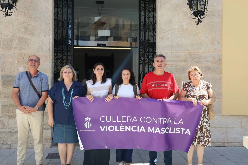 Un solemne minut de silenci condemna el doble assassinat masclista d'Alacant