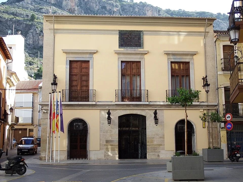 El Ayuntamiento alerta del bloqueo en la escolarización y aprueba nuevas ayudas para estudiantes y deportistas