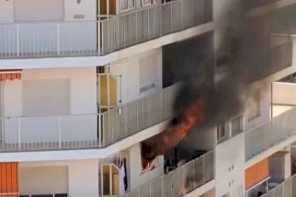 Un aparatós incendi en un sisé pis obliga a desallotjar un edifici ple de turistes