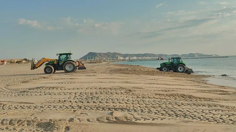 La falta de pedra endarrereix l'obertura de la platja mentre s'anivella l'arena diàriament