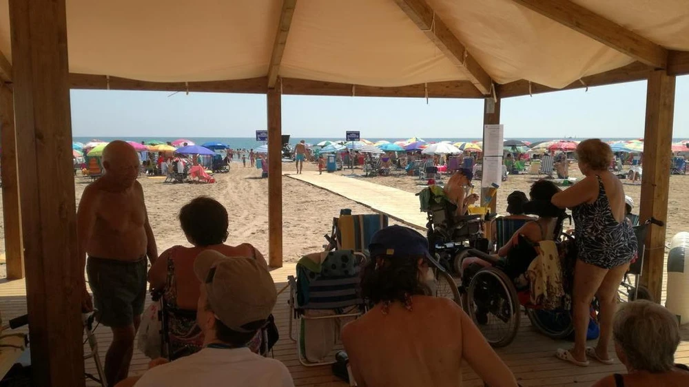 Les platges incorporen dotze cadires amfíbies i huit grues noves per garantir el bany adaptat