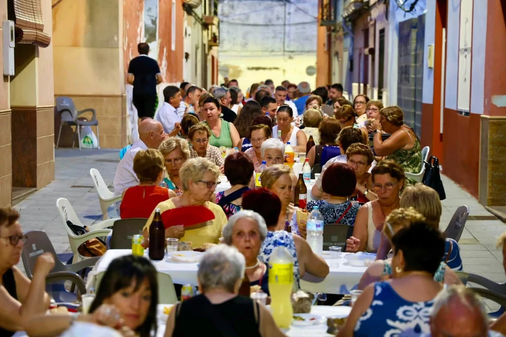 Un multitudinari sopar a la fresca i espectacle d'humor coronen les celebracions de Sant Cristòfol