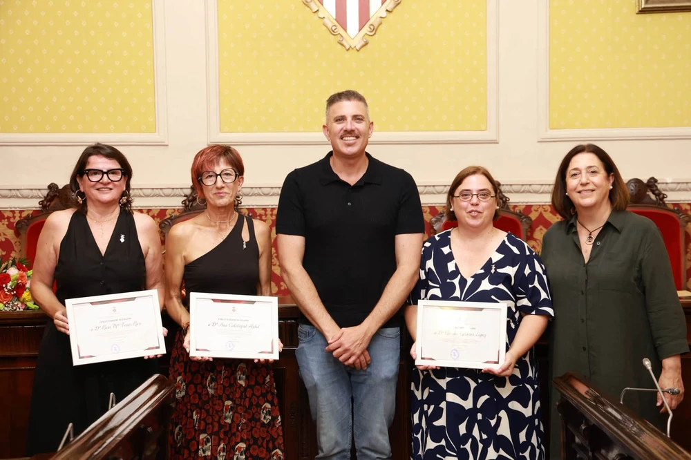 Tres referentes de la educación local reciben el Escudo de Plata en el cierre del curso escolar