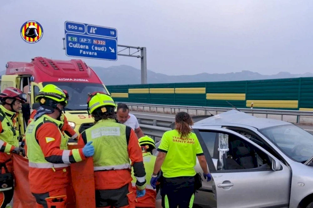 La col·lisió entre dos vehicles obliga a practicar la RCP a un conductor en plena autovia de Cullera