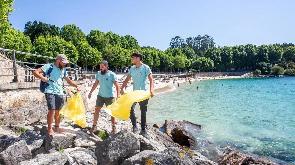La expedición 'Mil Playas' que salió de Cullera, alcanza la mitad de su reto con 35.000 kilos de residuos retirados