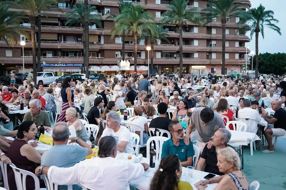 El segundo 'Sopar a la fresca' del Faro recauda fondos solidarios para luchar contra el cáncer