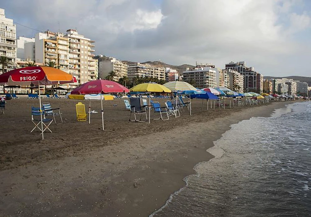 La Policía Local confisca pertenencias en la arena para frenar la ocupación de la primera línea de playa