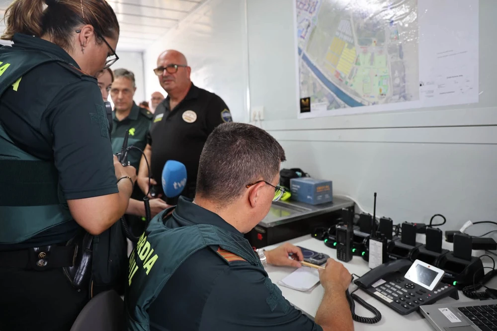 Terra, mar i aire: 700 efectius i un simulacre inèdit per a blindar el Zevra