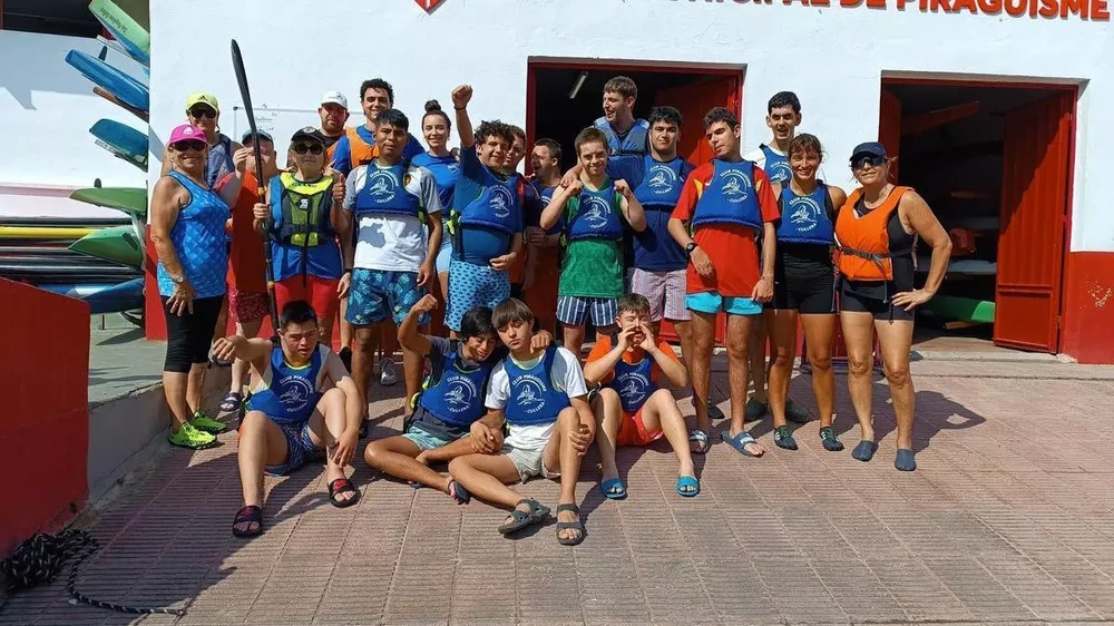 Piragüisme inclusiu al Xúquer: un centenar de joves amb diversitat gaudixen de jornades solidàries