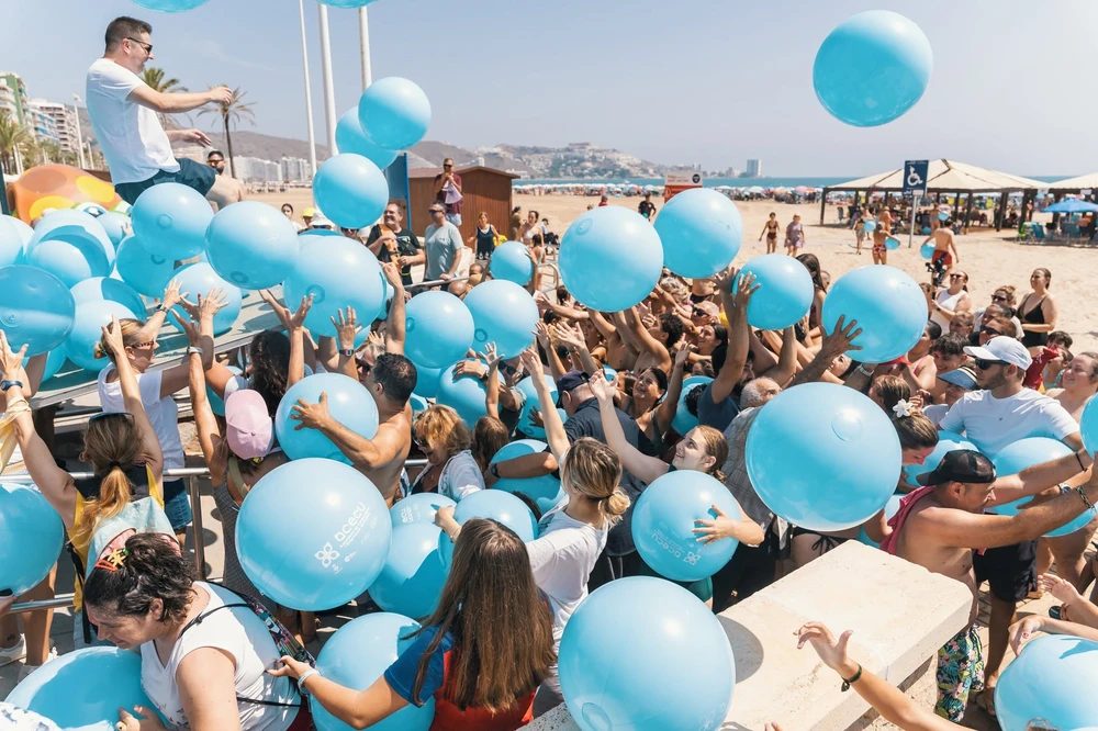 La campaña estival 'El Pelotazo' llena las playas de color para impulsar el comercio local