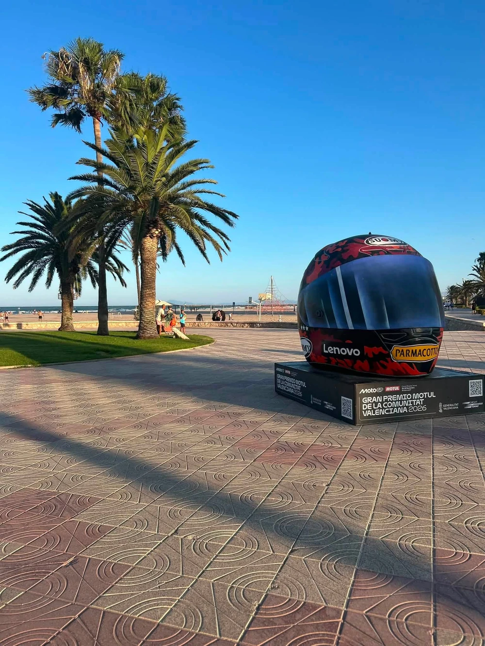Una rèplica gegant del casc de Pecco Bagnaia sorprén vianants i turistes al passeig marítim