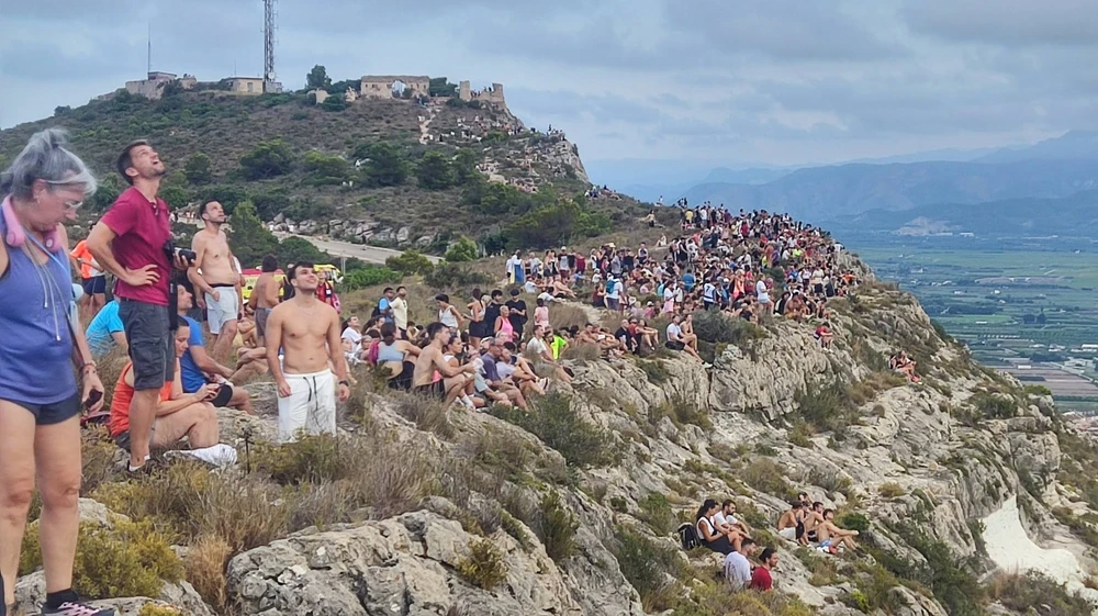 Un eclipse histórico enmudece a miles de personas en la cima de la montaña en un atardecer mágico