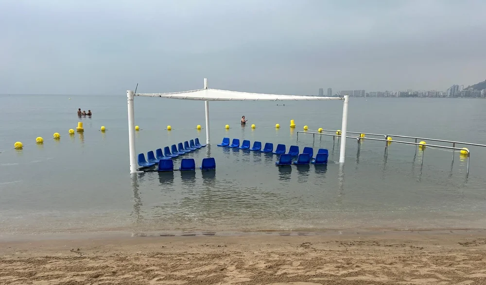 La playa de Los Olivos mantiene su zona de descanso adaptada dentro del mar para garantizar un baño inclusivo
