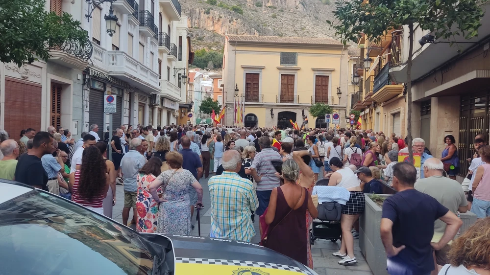 Una emotiva concentració ciutadana trasllada la solidaritat veïnal a la població de Ceuta