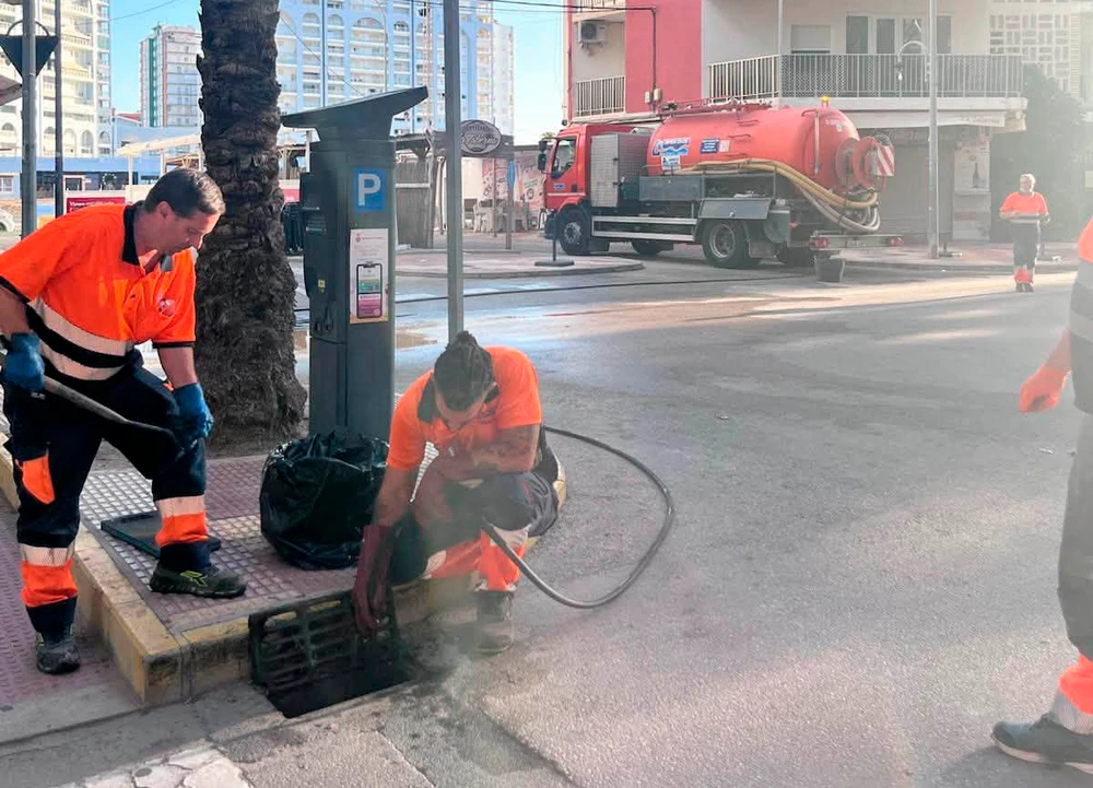 Intensifiquen la neteja d'embornals i clavegueram per a evitar inundacions davant l'arribada de fortes pluges
