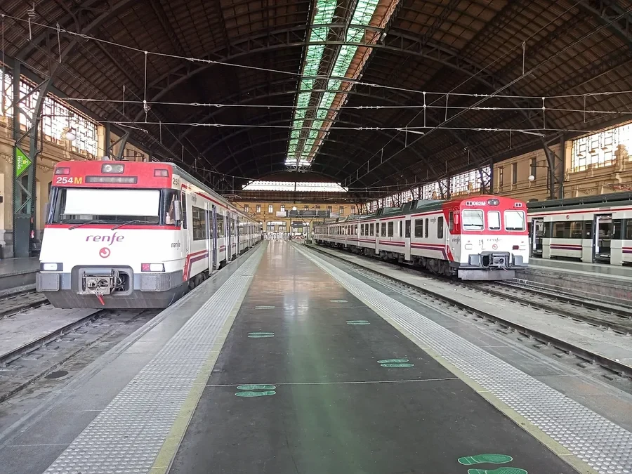 Una avaria a l'eixida de València Nord paralitza tres línies de Rodalies i cancel·la trens