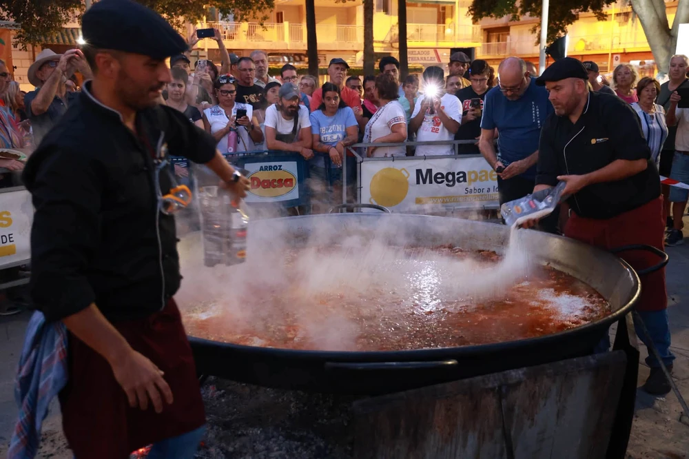 Centenares de vecinos y visitantes celebran el Día Mundial de la Paella en el paseo marítimo